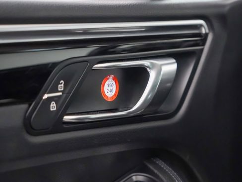 Certified 2021 Porsche Macan image 22