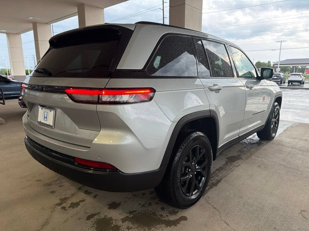 Used 2024 Jeep Grand Cherokee Altitude AWD/4WD image 5