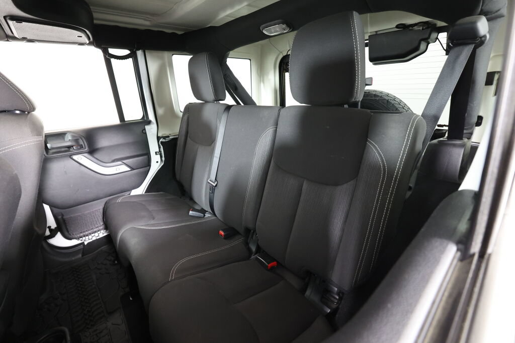 Used 2016 Jeep Wrangler Unlimited Sahara w/ Connectivity Group AWD/4WD image 15
