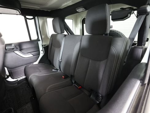 Used 2016 Jeep Wrangler Unlimited Sahara w/ Connectivity Group AWD/4WD image 15