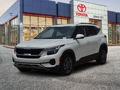Used 2023 Kia Seltos S w/ Navigation Package FWD image 2