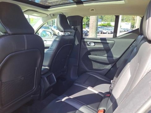 Used 2021 Volvo XC40 T5 Momentum w/ Climate Package AWD/4WD image 7