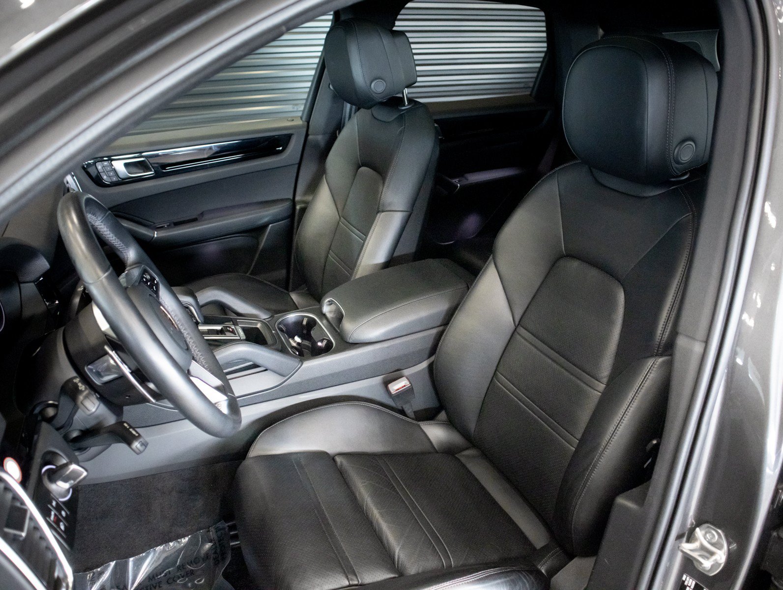 Used 2023 Porsche Cayenne AWD/4WD image 5