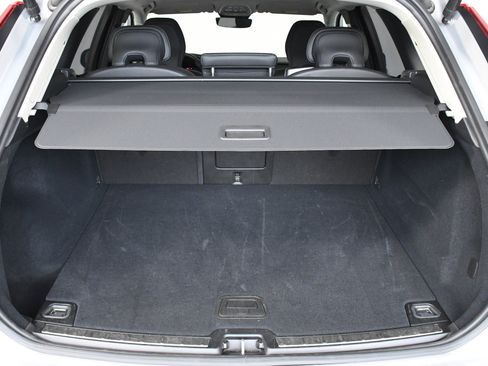 Used 2025 Volvo XC60 B5 Plus image 33