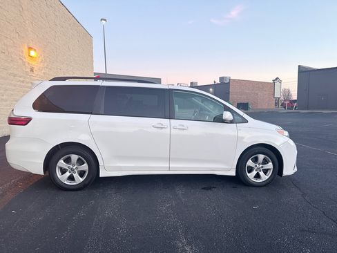 Used 2020 Toyota Sienna LE image 6