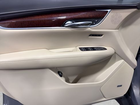 Used 2017 Cadillac XT5 Luxury w/ Driver Awareness Package FWD image 9