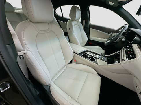 Used 2025 Genesis G70 2.5T image 32