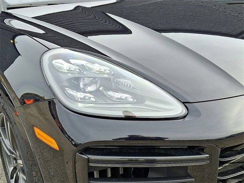 Used 2022 Porsche Cayenne Turbo image 11