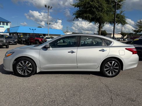 Used 2016 Nissan Altima 2.5 SV w/ Convenience Package FWD image 10
