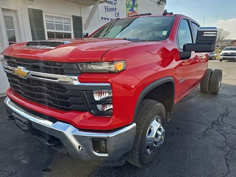 Used 2024 Chevrolet Silverado 3500 LT w/ Convenience Package image 2