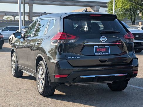 Used 2017 Nissan Rogue S image 4