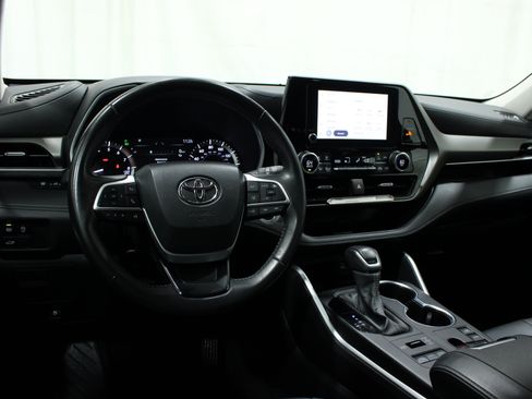 Used 2024 Toyota Highlander XLE AWD/4WD image 2