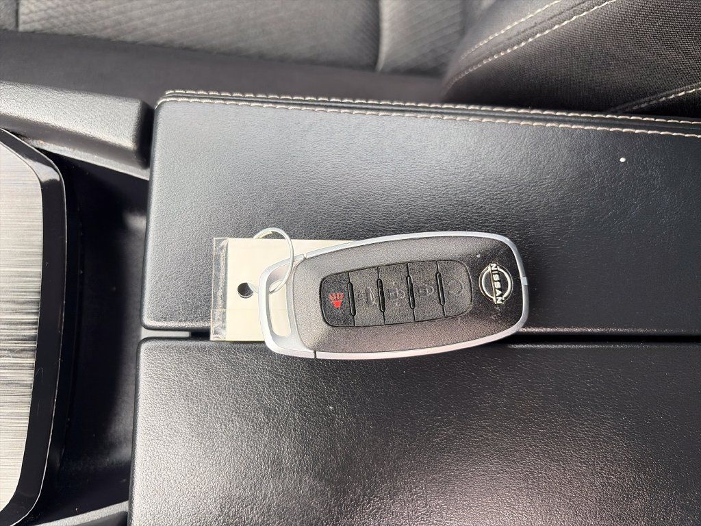Used 2025 Nissan Rogue SV FWD image 28