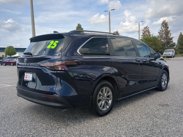 Certified 2025 Toyota Sienna XLE FWD image 4