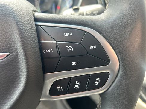 Used 2023 Chrysler Pacifica Touring-L FWD image 20