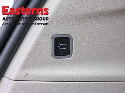 Used 2023 Chrysler Pacifica Touring-L FWD image 23
