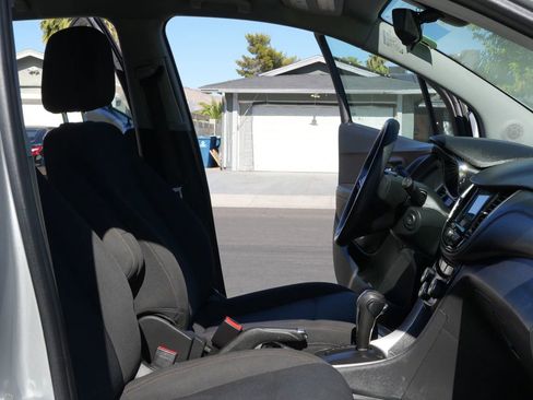 Used 2018 Chevrolet Trax LS image 12