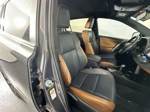 Used 2017 Toyota RAV4 SE image 31