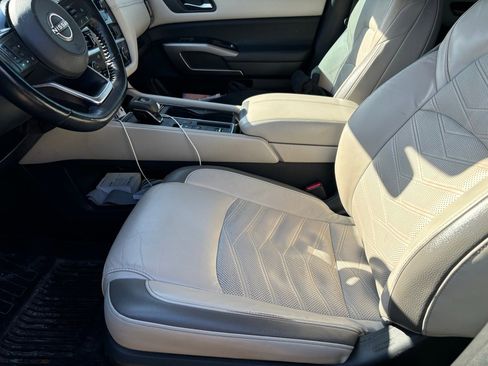 Used 2022 Nissan Pathfinder Platinum w/ Cargo Package image 9