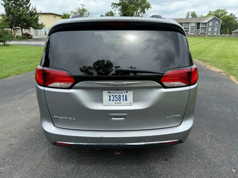 Used 2017 Chrysler Pacifica Limited image 7