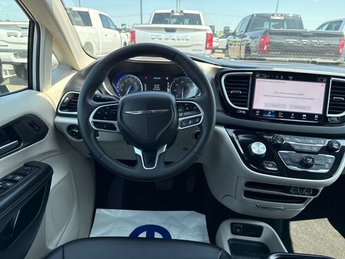 Used 2024 Chrysler Pacifica Touring-L FWD image 13
