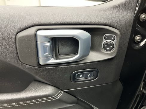 Used 2022 Jeep Wrangler Unlimited Sahara w/ Cold Weather Group AWD/4WD image 9