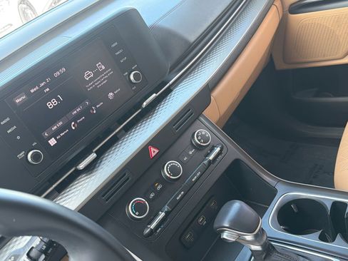 Used 2023 Kia Carnival LX image 27