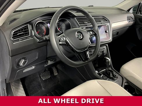 Used 2020 Volkswagen Tiguan SE w/ Panoramic Sunroof Package AWD/4WD image 17