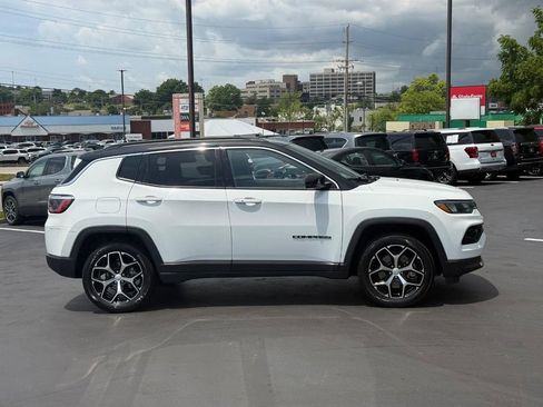 Used 2024 Jeep Compass Limited AWD/4WD image 2