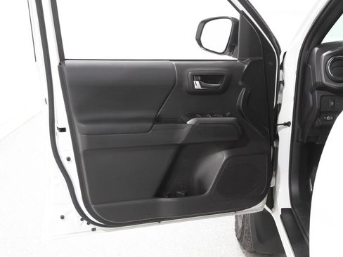 Used 2023 Toyota Tacoma TRD Off-Road image 4