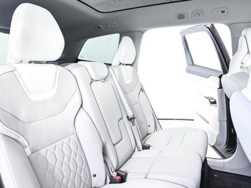 Used 2025 Volvo EX90 Ultra AWD/4WD image 24