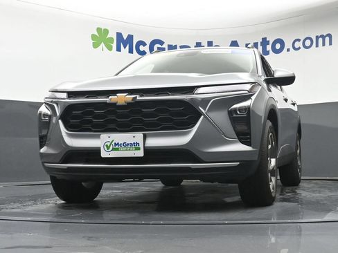 Used 2025 Chevrolet Trax LT FWD image 7