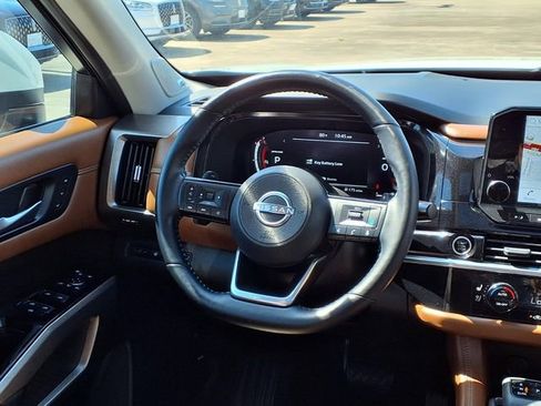 Used 2024 Nissan Pathfinder Platinum w/ Black Appearance Package FWD image 8