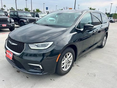 Used 2024 Chrysler Pacifica Touring-L FWD image 5