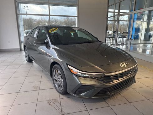 Used 2024 Hyundai Elantra SEL image 3