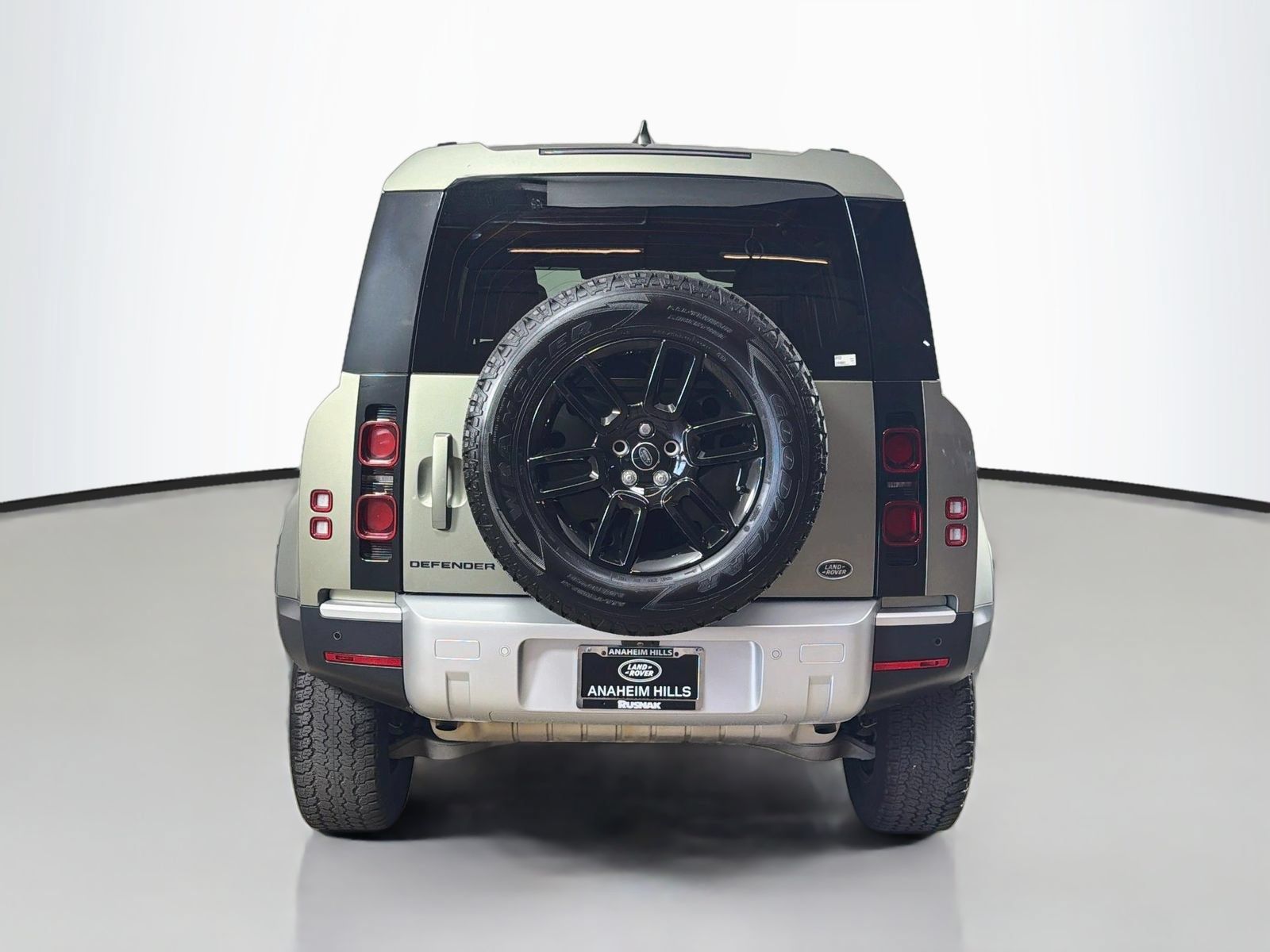 Used 2023 Land Rover Defender 110 S AWD/4WD image 4