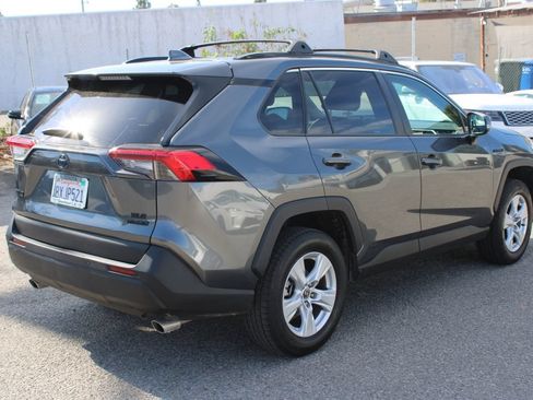 Used 2021 Toyota RAV4 XLE AWD/4WD image 4