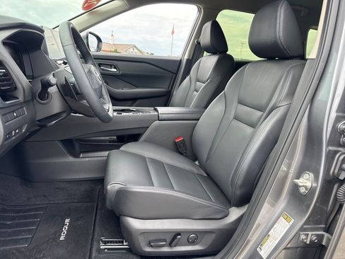 Used 2025 Nissan Rogue SL FWD image 16
