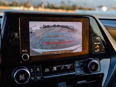 Used 2024 Toyota Highlander LE image 29