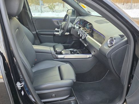 Used 2022 Mercedes-Benz GLB 250 w/ Premium Package Lite image 21