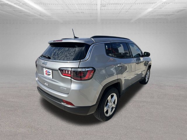 Used 2024 Jeep Compass Latitude w/ Convenience Group AWD/4WD image 9