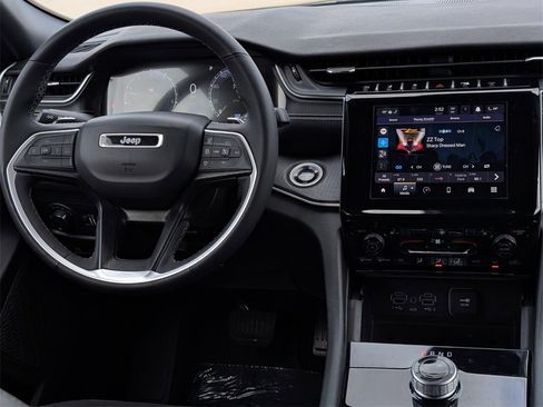 Used 2024 Jeep Grand Cherokee L Altitude image 10