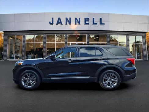 Used 2022 Ford Explorer XLT w/ Equipment Group 202A image 8