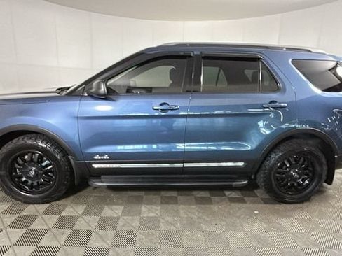 Used 2018 Ford Explorer XLT AWD/4WD image 5