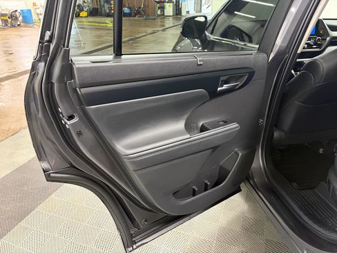Used 2025 Toyota Highlander XLE image 25