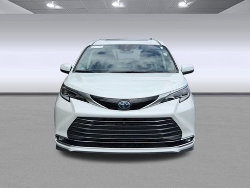 Used 2023 Toyota Sienna Platinum AWD/4WD image 6