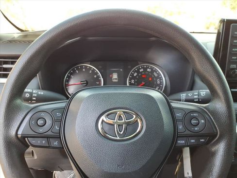 Used 2022 Toyota RAV4 LE image 32