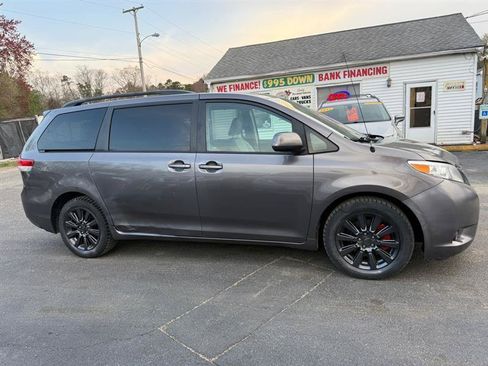 Used 2011 Toyota Sienna XLE AWD/4WD image 8