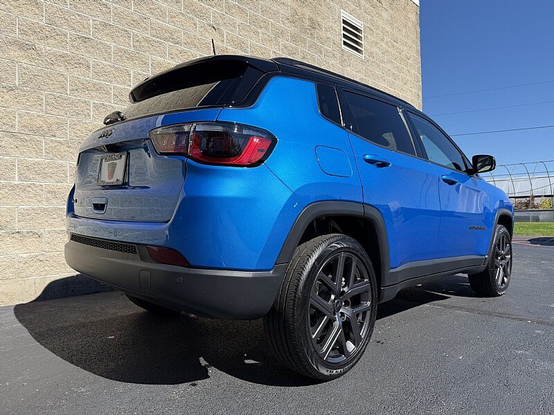 Used 2025 Jeep Compass Limited w/ Sun & Sound Group AWD/4WD image 3