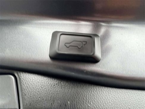 Used 2023 Toyota RAV4 SE image 7